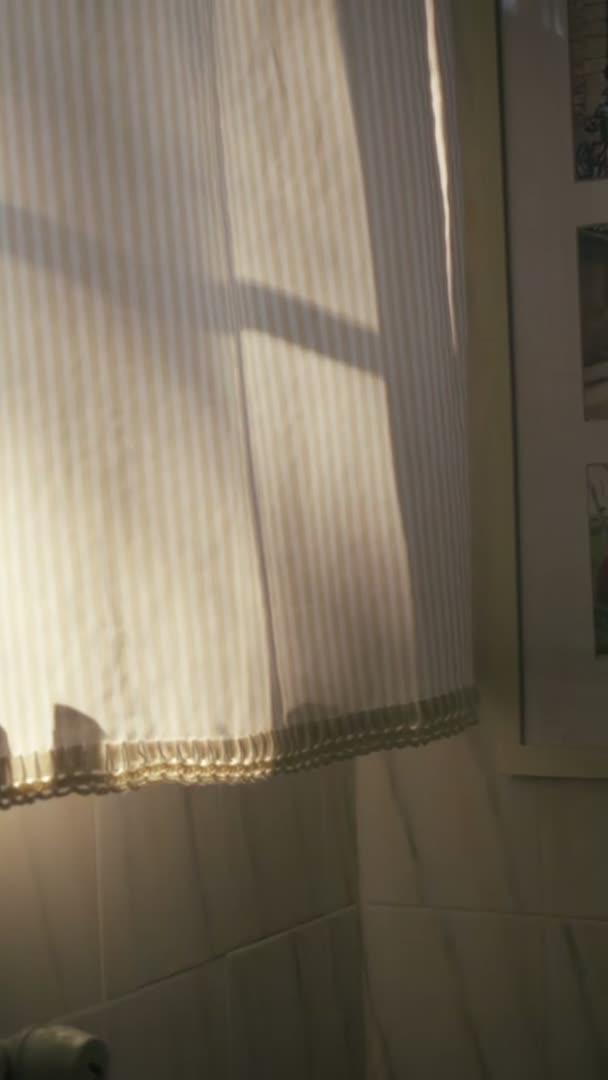 Visillo y la sombra de la ventana sobre el suelo