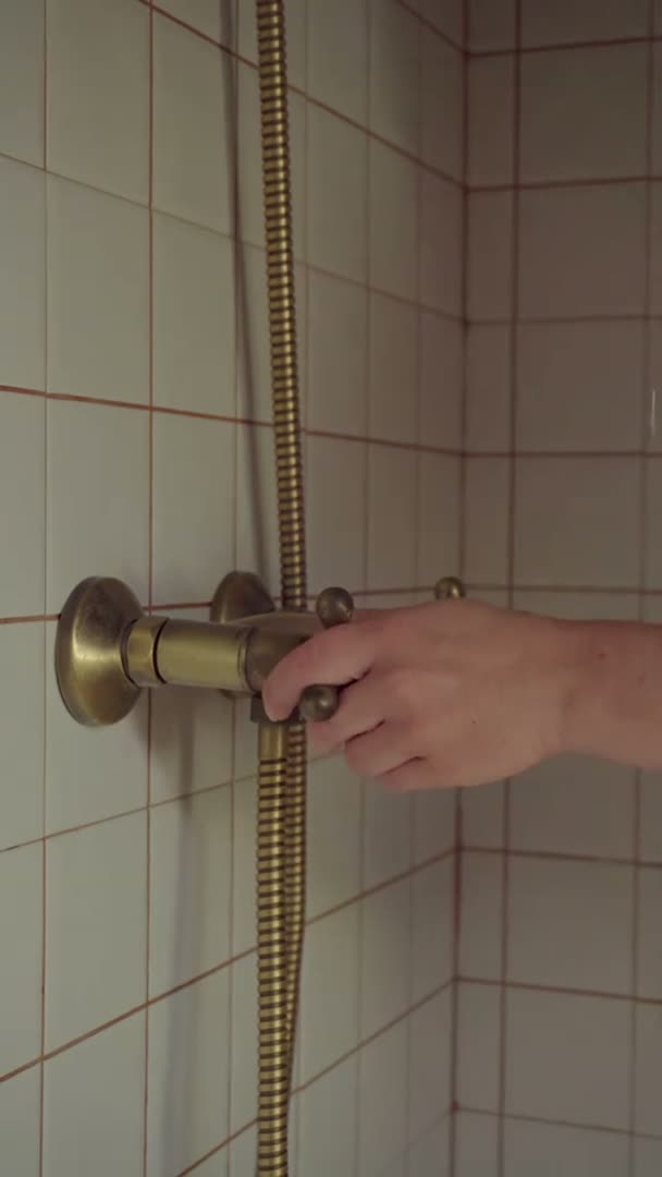 Frasco de sérum en la mano con la etiqueta legible, en el baño